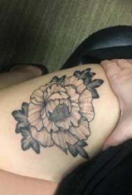 Tatuaggi di fiori literari, cenere negra, stampa di tatuaggi di fiori literari in a coscia di a ragazza