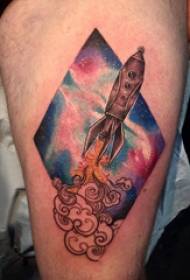 Tatuaje de muslo muslo de chico masculino en imagen de tatuaje de rombo y cohete