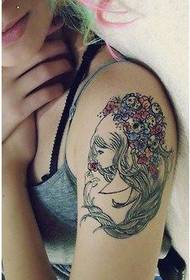 Recomenda unha gran tatuaxe de retrato de beleza en branco e negro