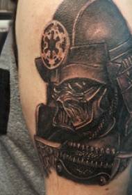 Већа рука дечака тетоваже кацига Самураи на слици црне тетоваже ратника