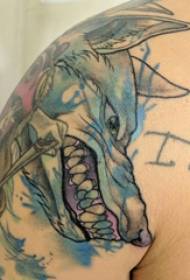 Illustrazione di tatuu di bracciu grossu bracciu maiò maschile nantu à u tatuu di tatu di u lupu di culore
