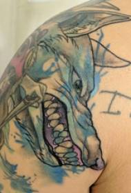 Illustrazione del tatuaggio del grande braccio grande braccio maschio sull'immagine colorata del tatuaggio della testa del lupo