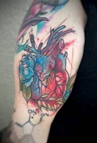 Berniukų rankomis ant dažytų gradiento paprastų linijų sodinamos gėlės ir širdies tatuiruočių nuotraukos