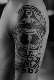 Tatuaggio totem grande bianco e nero bello e bello