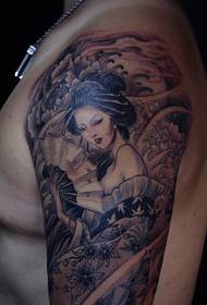 Modello di tatuaggio grande braccio e fiore bianco e nero