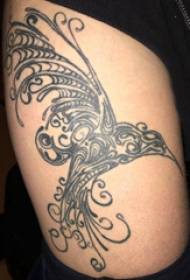 Tatuiruotės paukščio mergaitės šlaunys ant juodo paukščio tatuiruotės paveikslėlio