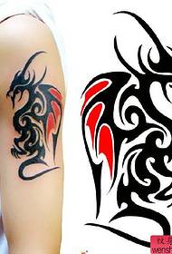 një model i madh tatuazhesh me një dragua totem