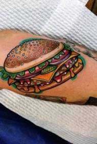 Pārtikas tetovējums zēna lielā roka uz krāsaina pārtikas tetovējuma attēla