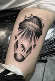 Tattoo student i zi mashkull mbi karakterin e kofshëve dhe fotografia UFO tatuazh