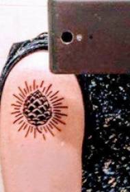 Big arm tattoo illustrasie manlike groot arm op swart denneboom tatoeëer prentjie
