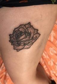 Tradició del tatuatge de cuixa cuixa de la noia a la imatge de tatuatge de rosa negra