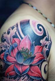 Akvarell lotusblomma tatuering bild med stora armar