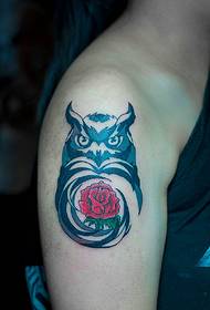 Mfano mkubwa wa tattoo ya totem na sifa tofauti