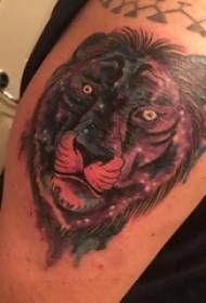 Parell de braços del tiet amb un braç gran amb imatges de tatuatges de lleó de colors