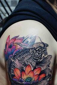 L'immagine del tatuaggio di calamari alla moda del grande braccio è molto chiara
