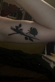 Gadis tato lengan ganda lengan besar belati atas dan gambar tato bunga