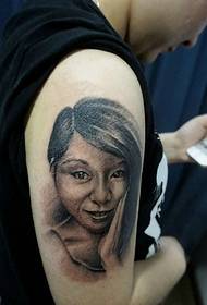Immagini del tatuaggio del ritratto della ragazza allegra sveglia del braccio grande dei ragazzi
