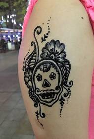 Tatuaż czaszki z dużym ramieniem dziewczynki