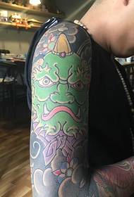 Tattoo kubwa ya rangi ya totem tattoo ambayo wanaume wanapenda