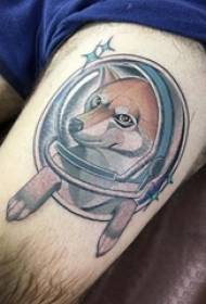 Kucēna tetovējuma attēla zēna augšstilbu suņa tetovējuma modelis