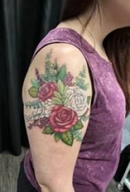 Grande braccio della ragazza del tatuaggio del braccio grande sull'immagine colorata del tatuaggio della rosa
