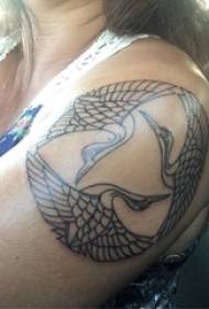 仙鹤纹身 女生大臂上黑色的仙鹤纹身图片