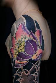 Grouss Aarm Purple Lotus Tattoo mécht Är Aen glanz