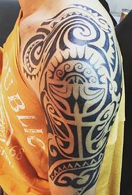 Knappe en onoverwinnelijke grote arm totem tattoo foto
