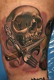 大きな腕のヨーロッパとアメリカの学校の頭蓋骨とナイフとフォークのタトゥーパターン