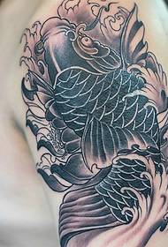 Patrón de tatuaxe de calamar branco e negro brazo forte fortuna