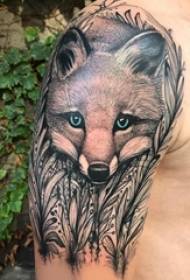 Braccio maschio tatuato di volpe a nove code sull'immagine del tatuaggio di volpe nera