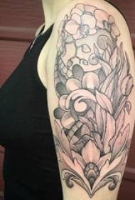 Grande braccio femminile sul punto grigio nero spina semplice linea astratta immagine tatuaggio fiore pianta