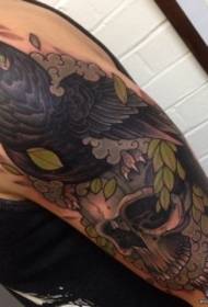 Padrão de tatuagem de crânio de corvo de escola europeia e americana de braço grande