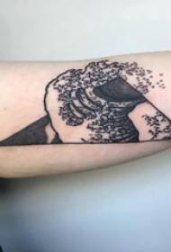 Duebel grouss Aarm Tattooen männlech groussen Aarm op Dräieck a Wave Tattoobiller