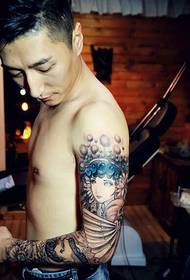 Kisfiú nagy kar színes tetoválás kép