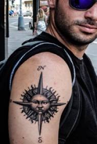 Tupla iso käsivarsi tatuointi miesopiskelija iso käsivarsi kompassi tatuointi kuva
