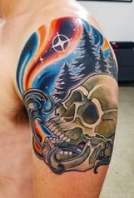 Ragazzi sul grande braccio hanno dipinto le immagini dei tatuaggi di grandi alberi e teschi
