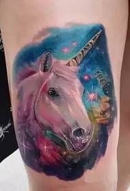 Tatouage de licorne méconnaissable