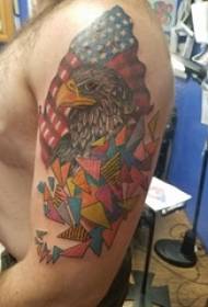 Grutte earm tatoeage foto manlike grutte earm op trijehoek en eagle tatoeage ôfbylding