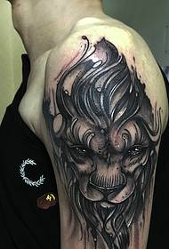 Modello di tatuaggio testa di leone squisito e chiaro