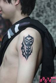 Immagine di tatuaggio totem alternativo del braccio grande