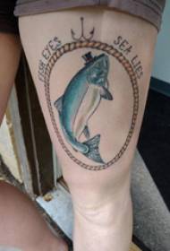 Dij tattoo mannelijke jongen dij op Engels en vis tattoo foto