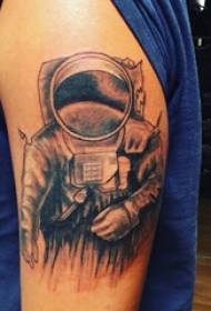 Apejuwe tatuu apa nla akọ kẹtẹkẹtẹ lori aworan tatuu astronaut dudu
