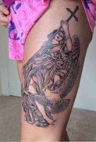 Uyluk dövme geleneği kız beyaz güvercin ve karakter dövme resim üzerinde uyluk
