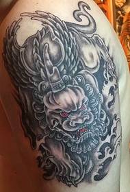 Gran brazo feroz cráneo tatuaje imagen encanto bloom