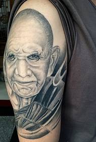 Grutte earm, in beppe, portret tattoo is heul delikaat