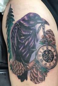 Keçika Tattoo ya Raven li ser gloverî dike û wêneya tatîlê temaşe dike