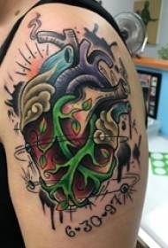 Grande braccio meccanico del ragazzo del tatuaggio del cuore sull'immagine colorata del tatuaggio del cuore