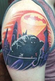 Илюстрация на татуировка с голяма рамо мъжка голяма ръка върху картина на татуировка на Батман и пейзаж