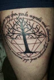 Tatuaje de árbore, rapaz, coxa na tatuaxe da árbore